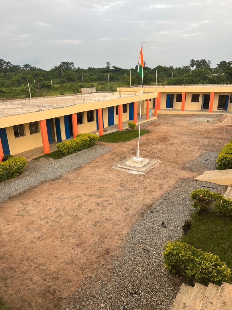 Cour et bâtiments du Collège Les Élites